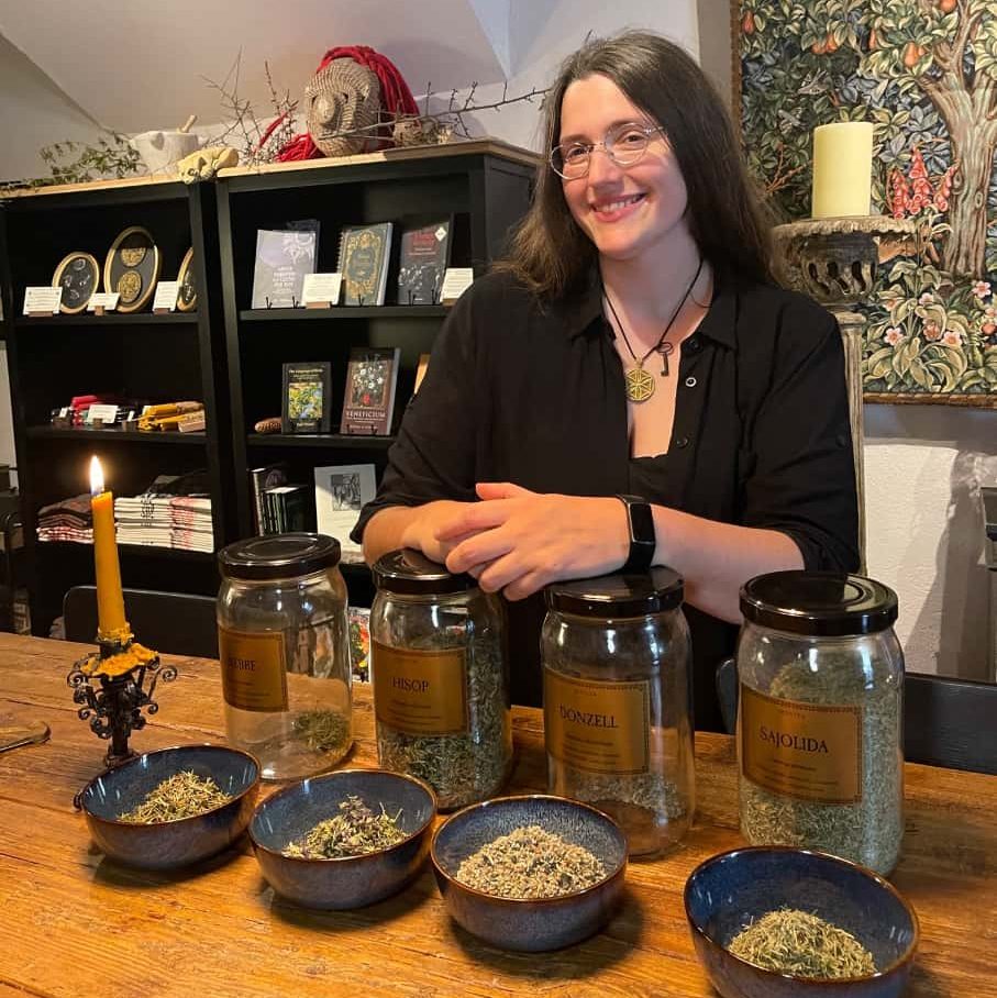 Julia de Occvlta Pirineus en su taller de botánica