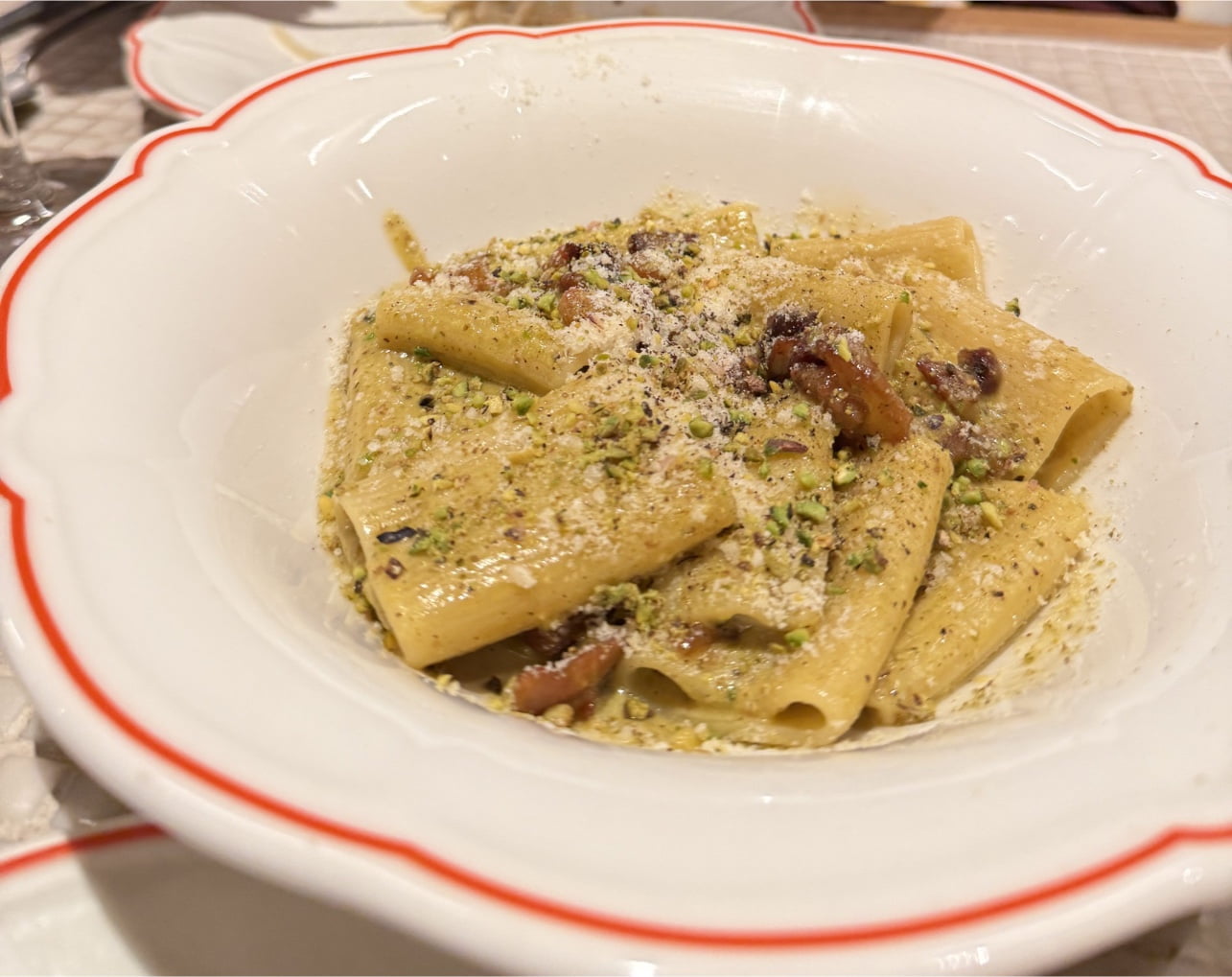 Pasta carbonara de pistacho en restaurante mizzica